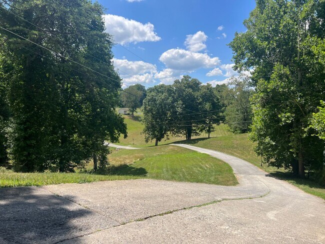 Building Photo - Stunning One Level Home located in central Johnson City!  