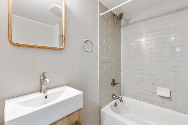 Building Photo - 1 BD available in the serene SW Hills
