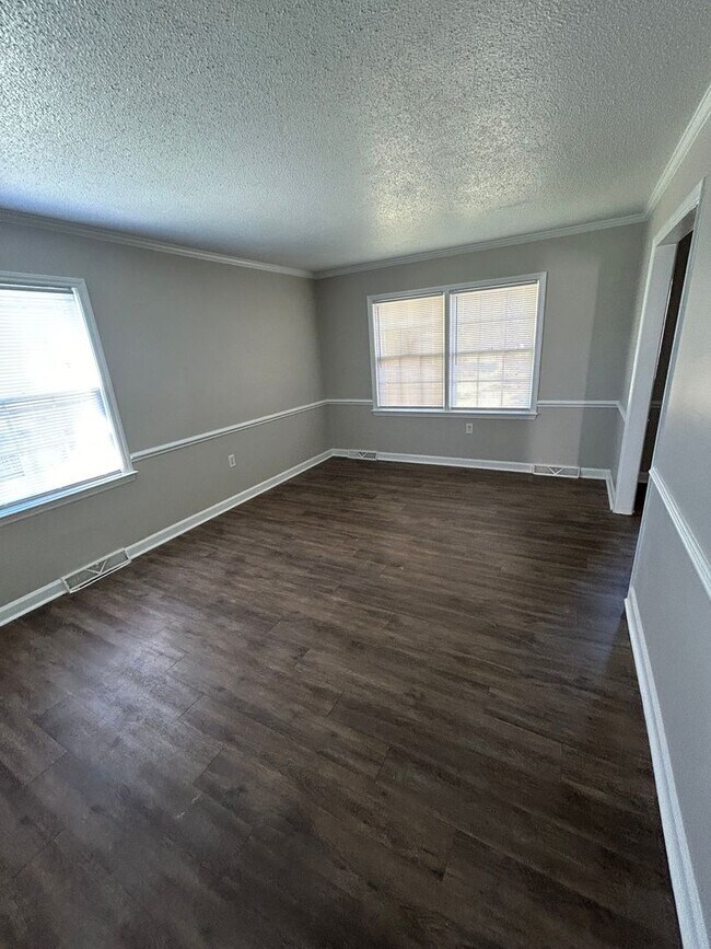 Building Photo - Spacious 3 bedroom 3 bath home for rent