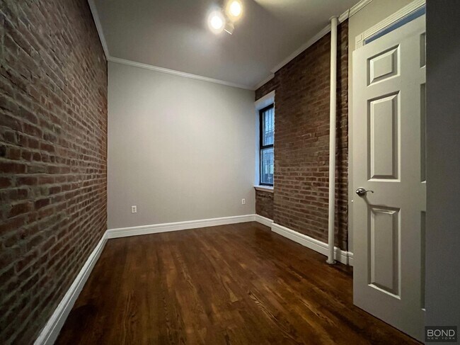Building Photo - 336 E 18th St