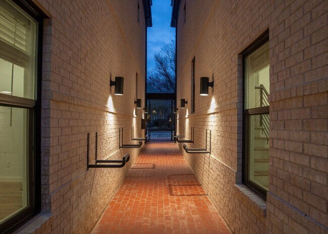 Building Photo - Sleek & Charming Newly Constructed Townhouse in Downtown Fayetteville!