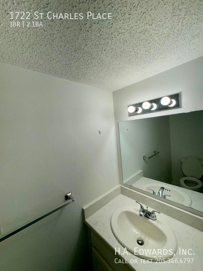 Building Photo - 1722 St Charles Pl