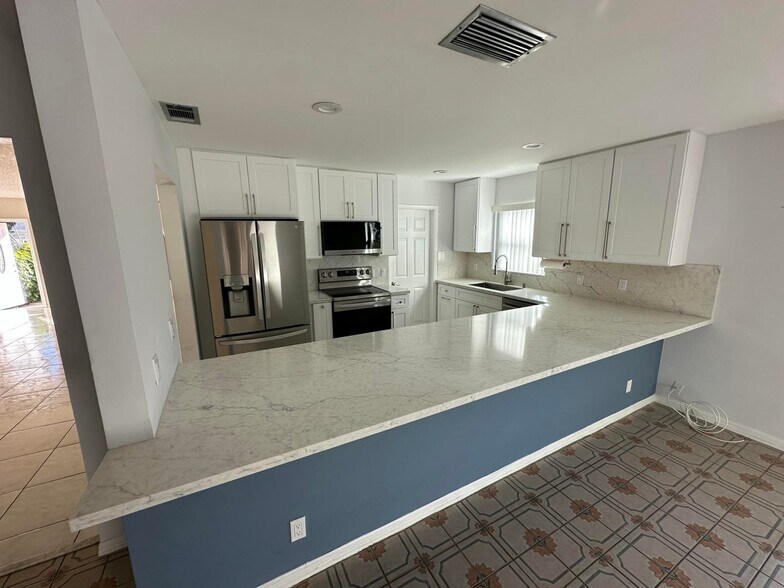 Building Photo - 3291 SW 4th St