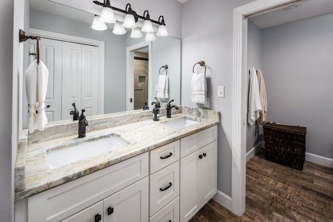 Building Photo - "Charming and Updated 3-Bed end unit townh...