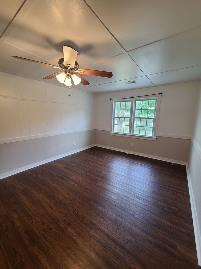 Building Photo - Comfortable Living in the Heart of Goose Creek