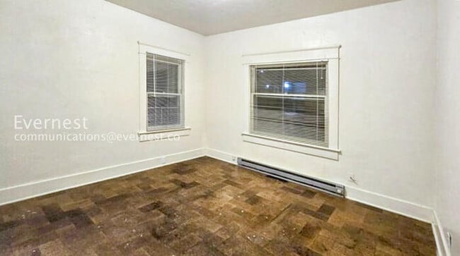 Building Photo - 4 Bed, 2 Bath Home with Fenced Yard / Vouchers Accepted