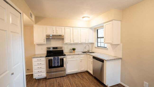 Building Photo - 17 Regency Ln