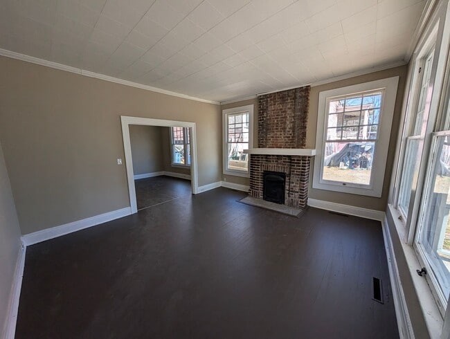 Building Photo - Spacious 3/4 Bedroom