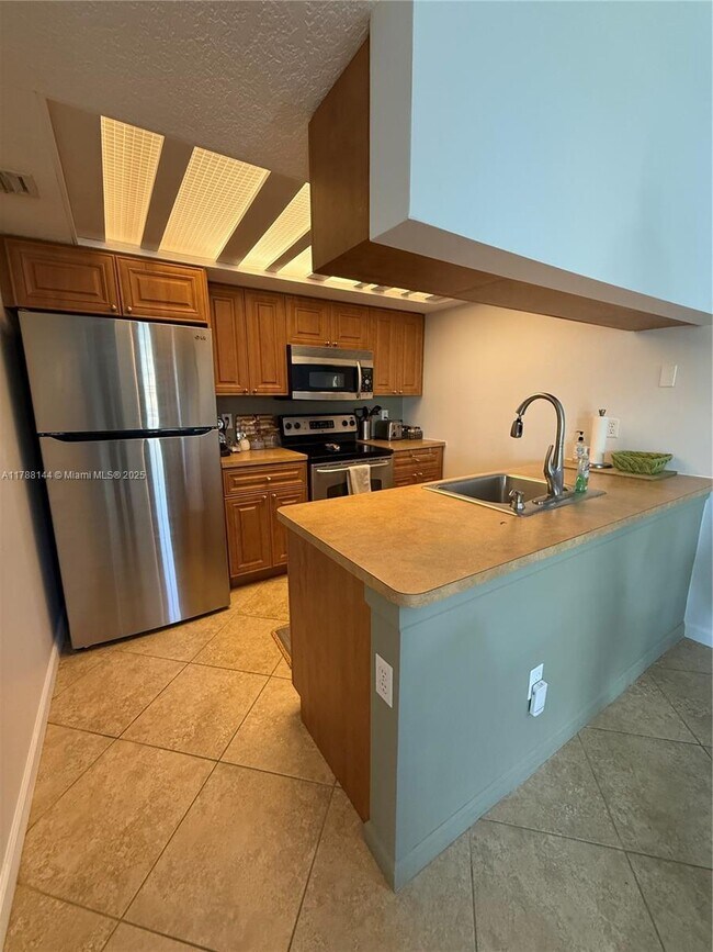 Building Photo - 559 Waterside Dr