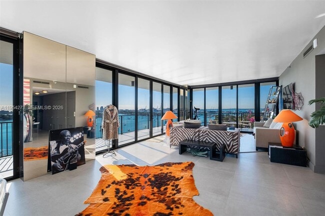 Building Photo - 1000 Venetian Way