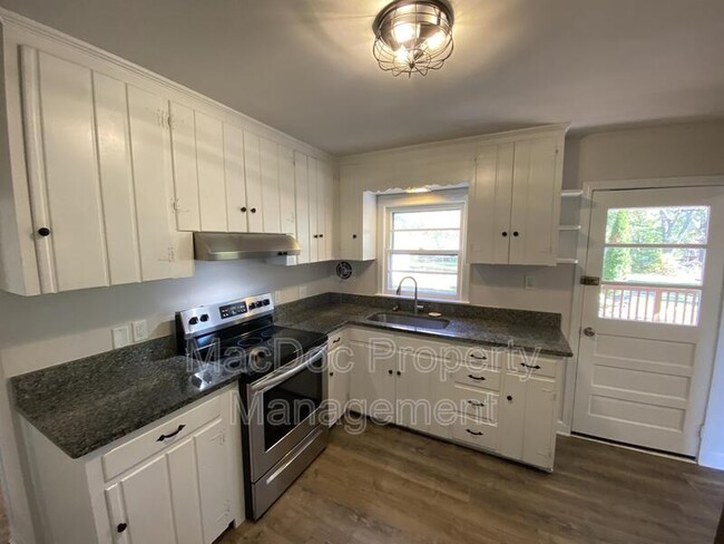 Building Photo - 1705 Bragg Rd