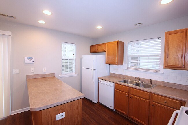 Building Photo - Great End Unit Townhome - FIRST MONTH'S RE...