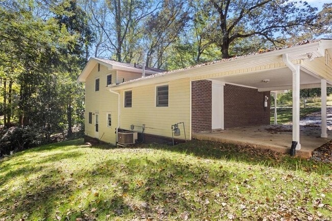 Building Photo - 601 Oakdale Rd