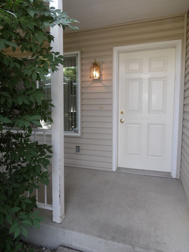 Building Photo - Home in the Landings!