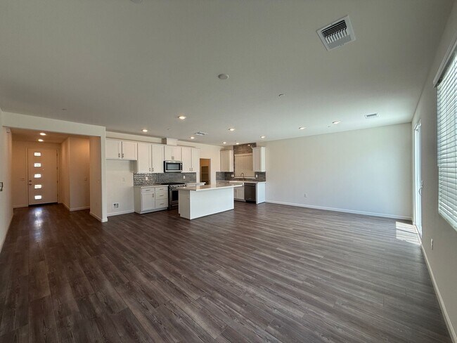 Building Photo - 3 bedroom, 2 bathroom home located in the vibrant community of Madera, CA