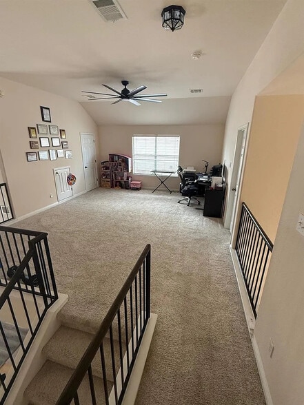 Building Photo - Room in House on Bridie Path