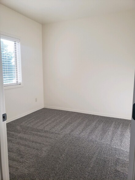 Front bedroom - 2124 E Olympic Ave