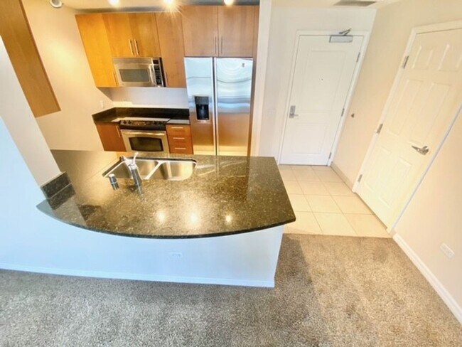 Building Photo - GREAT 1 BED, 1 BATH 867 SQFT HIGH RISE CON...
