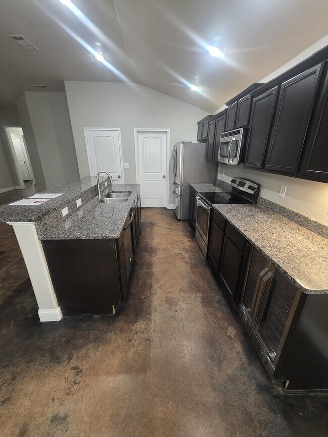 Building Photo - 3 bed 2 bath home with 2 car garage in Legends Park!