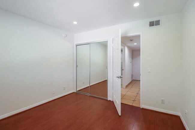 Building Photo - Tarzana 4BR w/downstairs bed + bath, POOL + basketball hoop!