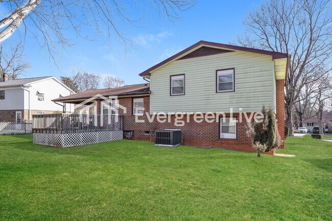 Building Photo - 1711 Oberlin Dr