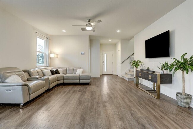 Building Photo - 113 Filifera Ct