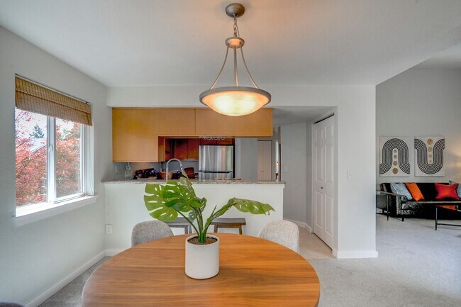 Building Photo - 2bd/1ba Kirkland Condo