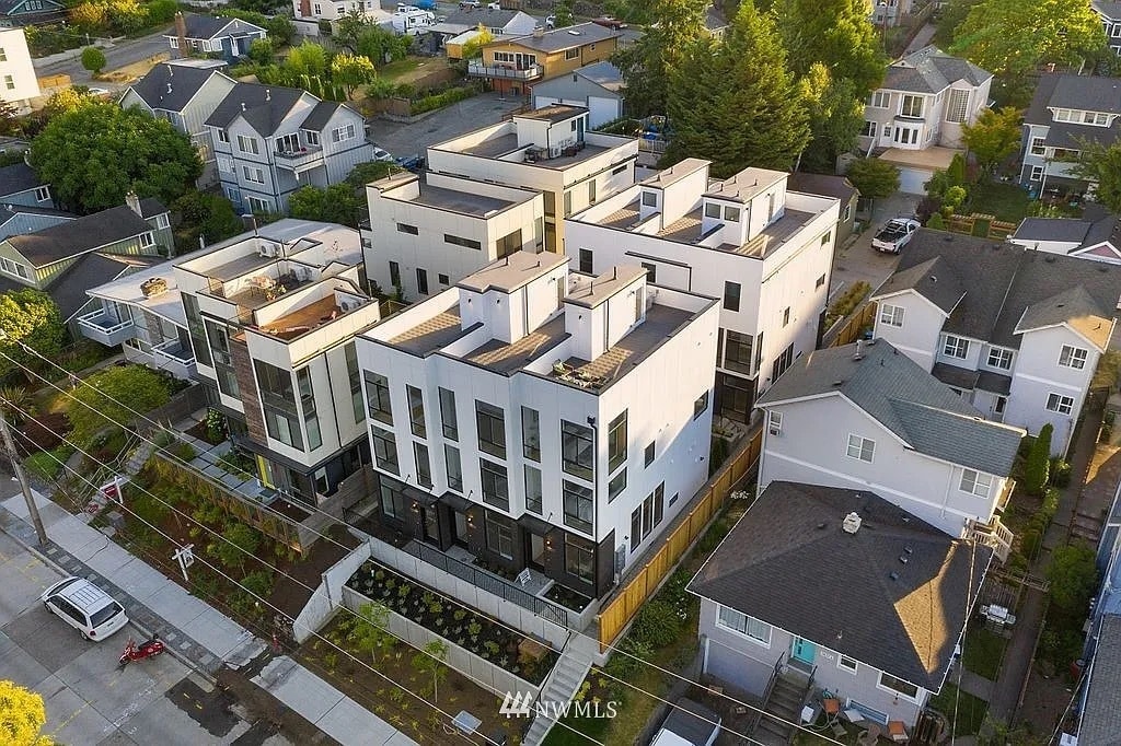 Building Photo - 3833 23rd Ave W