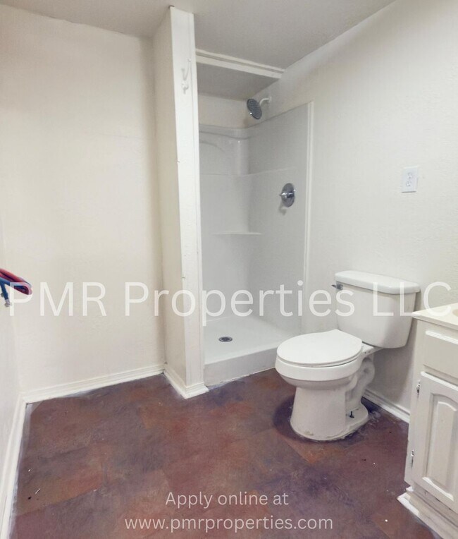 Building Photo - 4 Bedrooms / 1 Bathrooms House