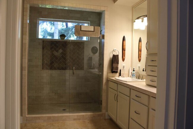 Building Photo - Spacious Luxury Home in Gated Community Ne...
