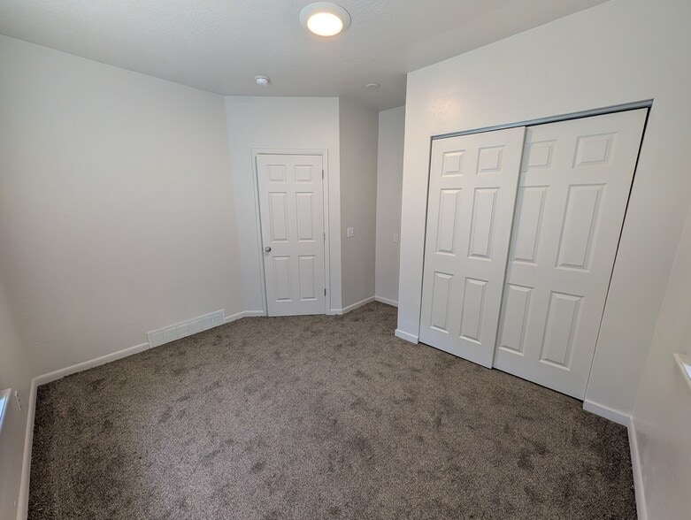 Building Photo - 1760 N 400 E