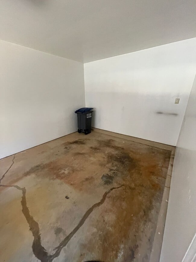 Building Photo - Luxurious And Spacious 3 Bed 2 Bath Brick Townhouse In Tysons Station