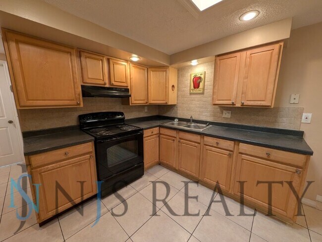 Building Photo - This 3/2/1 with over 1100 sq ft offers all tile floors open kitchen/dining, split floor plan on a...