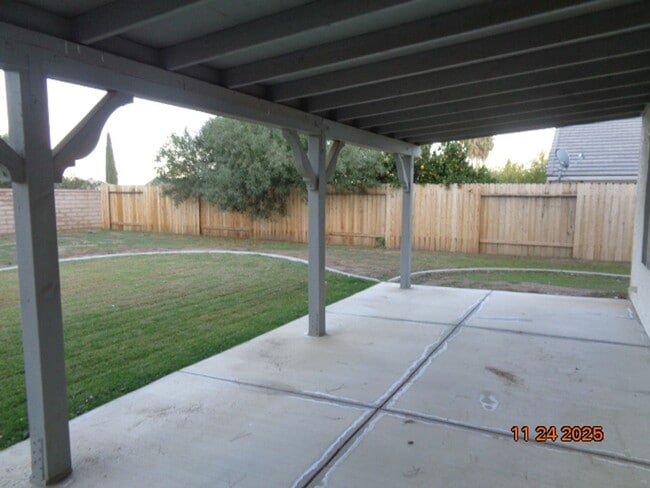 Building Photo - Gorgeous 2 Story Home Built in 1996 with 2476 sq. ft.