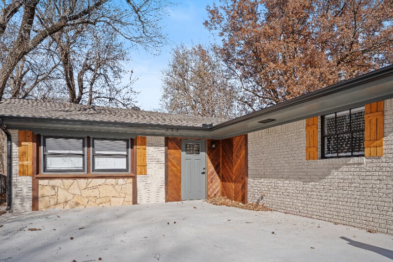 Building Photo - 513 Manor Dr