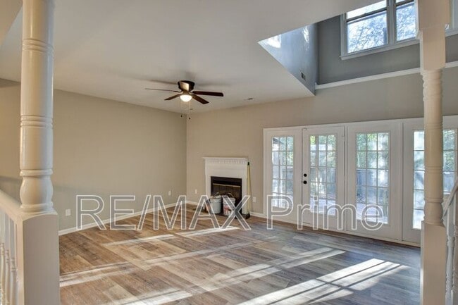 Building Photo - 740 S Lake Cir