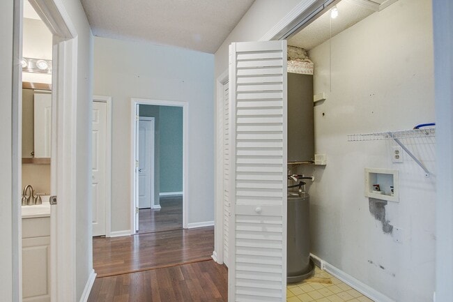 Building Photo - Cozy 2 Bedroom 2 Bathroom Condo in Seagate Village!