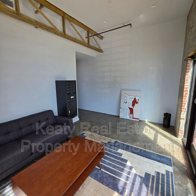 Building Photo - 136 E Cypress St
