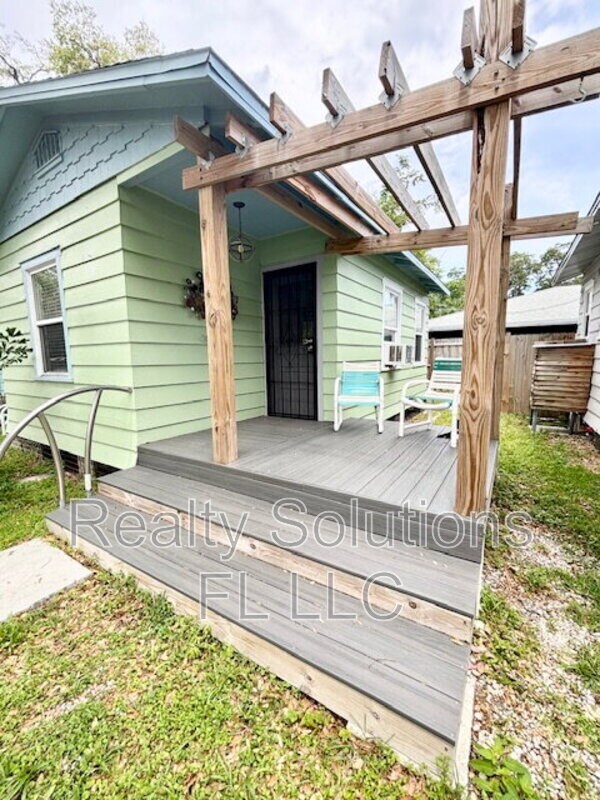 Building Photo - 418 Daytona St
