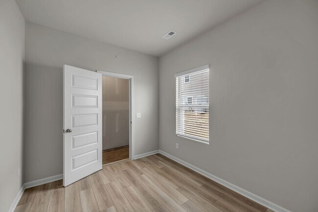 Building Photo - 1205 Harper Lndg