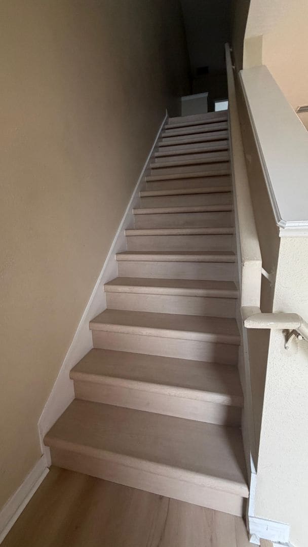 Building Photo - Beautiful 2 bed & 2.5 bath townhome