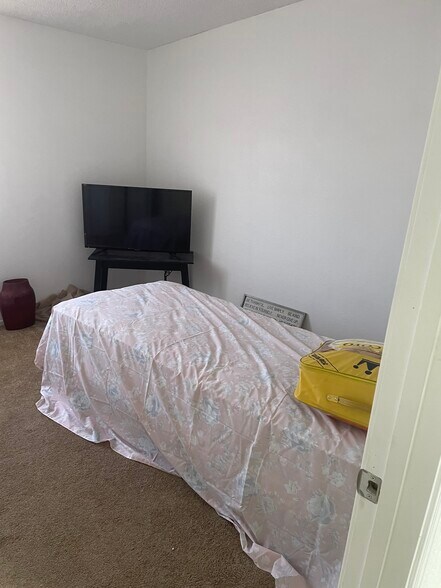 Bedroom - 232 E Mallard Cir
