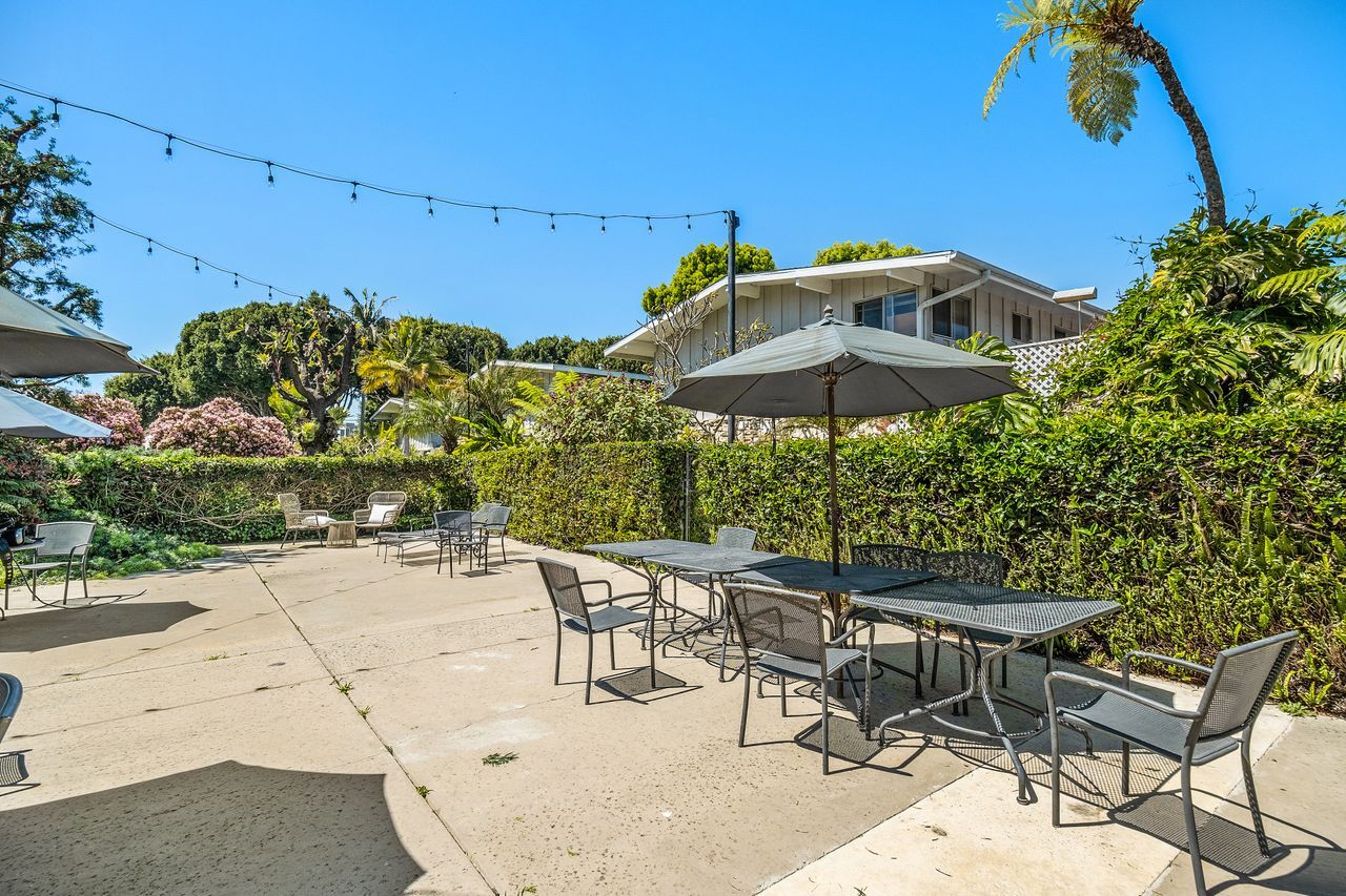 Community patio / courtyard - 4040 Grand View Blvd