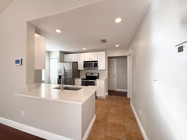 Building Photo - 690 Roaring Dr