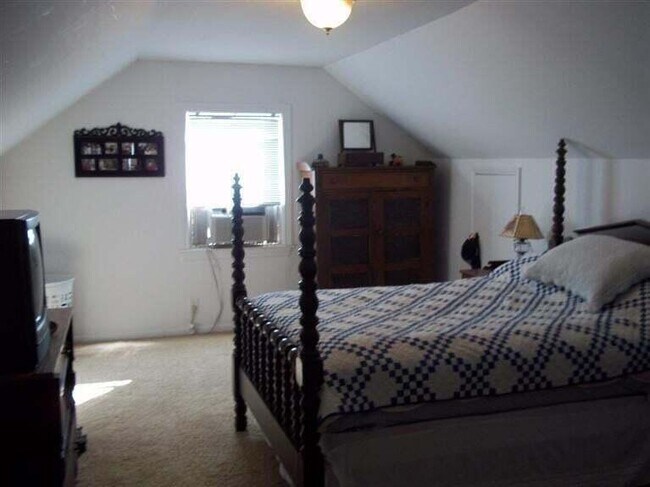 Building Photo - 341 Hollyhill Dr