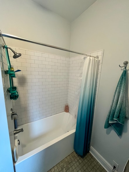 Bathroom 1: Tub/Shower - 3702 Spring Garden St