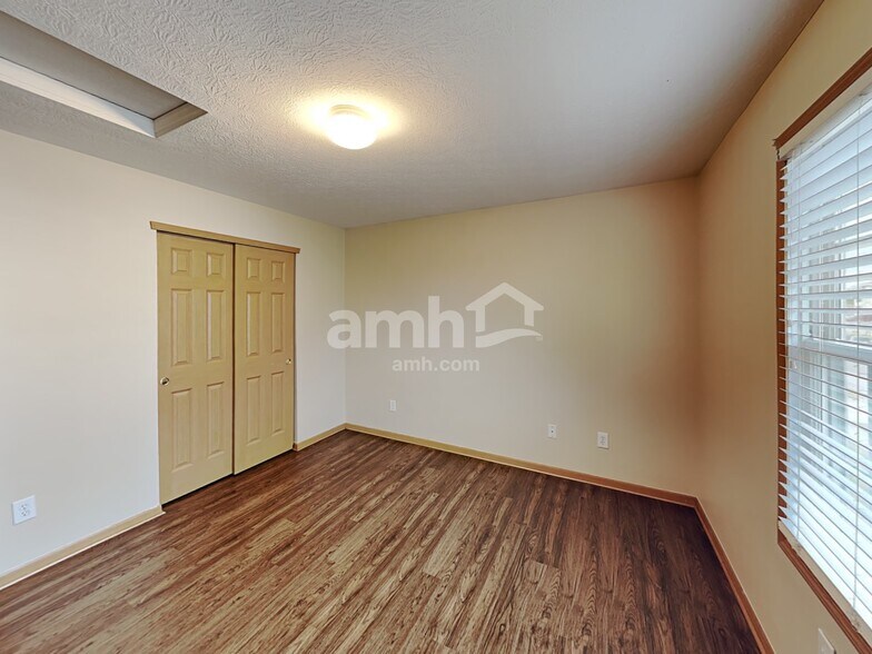 Building Photo - 69 Hutchison St