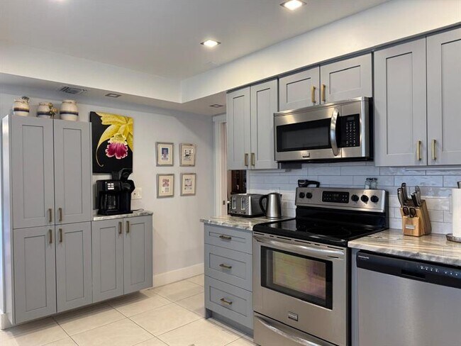 Building Photo - 3510 Oaks Way