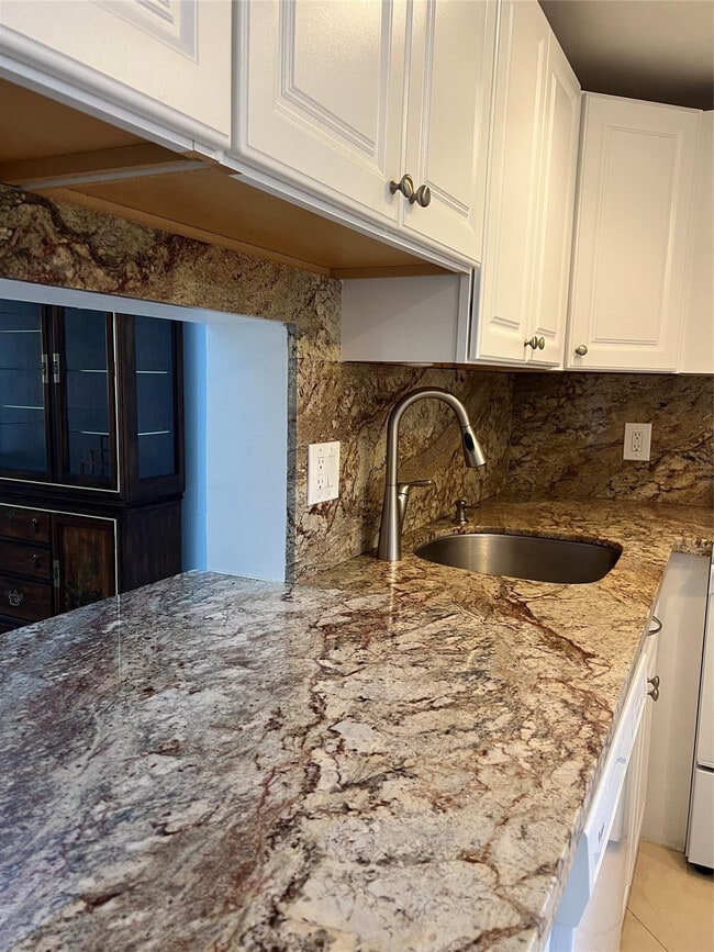 Building Photo - 2615 NE 3rd Ct