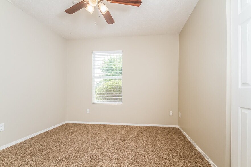 Building Photo - 2109 Carlton Ln